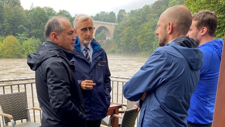 Sachsens Innenminister Armin Schuster machte sich am Montagvormittag ein Bild von der Hochwasserlage in Görlitz, zusammen mit Landrat Stephan Meyer (2. v. re.) und OB Octavian Ursu (li.).