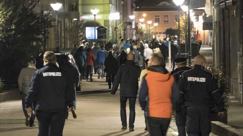 In Riesas Innenstadt wurde am Montag einmal mehr protestiert. Die Präsenz der Behörden gab es so dabei aber zum ersten Mal.