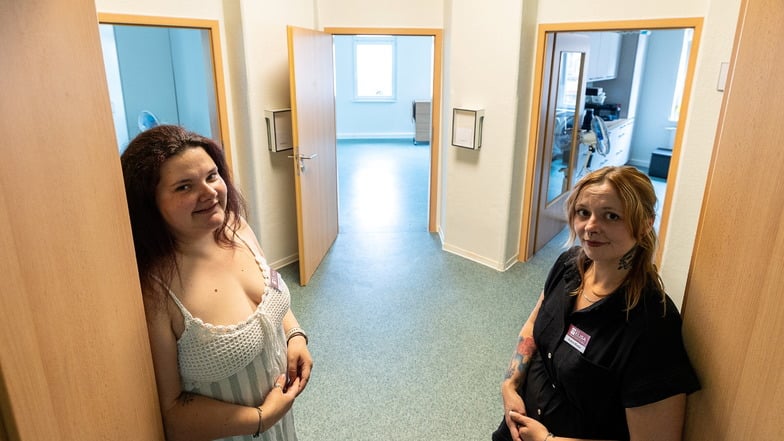 Teamleiterin Diana Kuß (li.) und Pflegedienstleiterin Kathrin Mandel führen in Freital eine neue  Intensivpflege-WG.