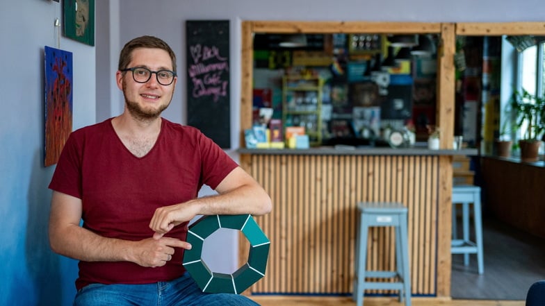 Clemens Albrecht mit dem Logo des Vereins Treibhaus im Café Courage. Der 35-jährige Betriebswirtschaftler hat die Geschäftsführung des soziokulturellen Vereins übernommen. Eine Herzenssache für ihn, wie er sagt.