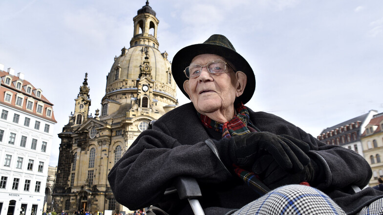 Bei jedem Besuch in Dresden gehört der Neumarkt fest zum Ausflugsprogramm. In der alten Frauenkirche verlobte sich Arie van Leeuwen 1944.