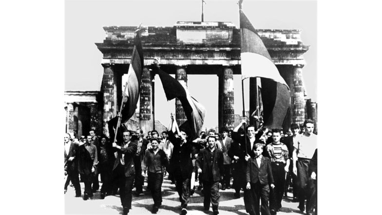 Ost-Berliner marschieren am 17. Juni 1953 durch das Brandenburger Tor. Eine Million Menschen protestierten gegen den noch jungen sozialistischen Staat.