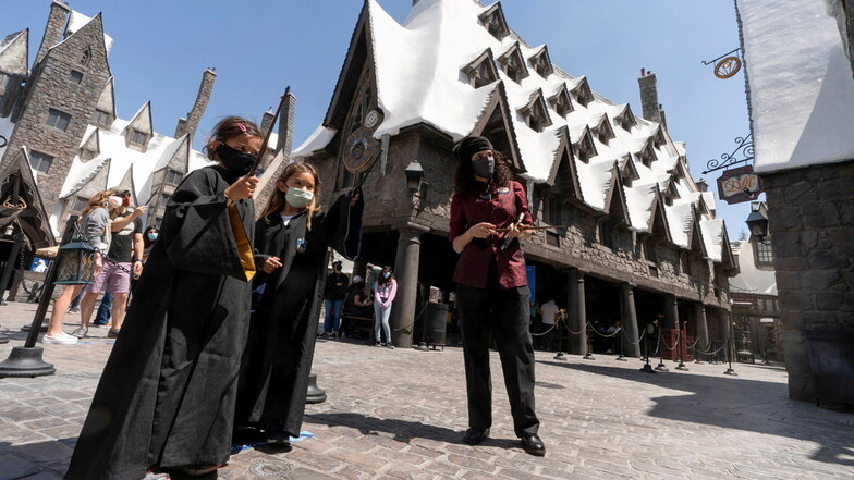 Campbell Chang, 6, und Juliana Single, 6, stehen in der "Wizarding World of Harry Potter" im Themenpark Universal Studios Hollywood.