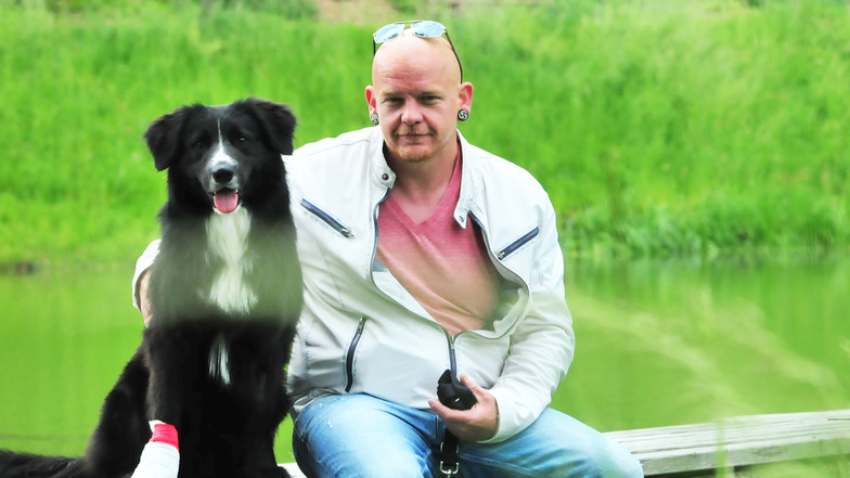 Daniel Milinski mit seinem Labrador Border Collie Balu. Der Mischling verletzte sich in der vergangenen Woche an herum liegenden Glasscherben.