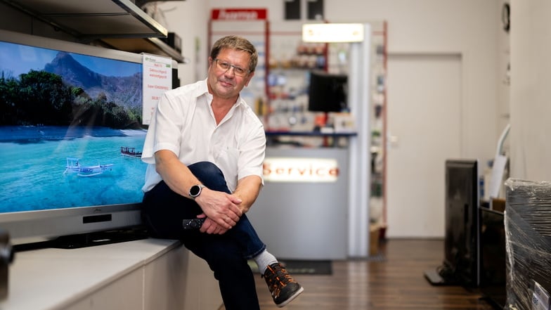 Henrik Truhel hat das letzte Geschäftsjahr in einem kleinen Laden auf der Karl-Marx-Straße in Bautzen verbracht. Von seinem treuen Kundenstamm will er sich nun nach 32 Jahren endgültig trennen.