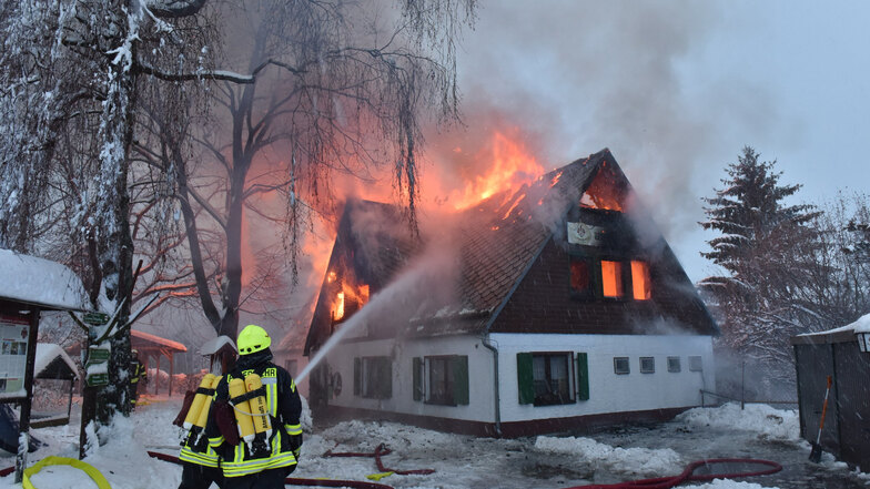 Kampf gegen das Feuer: Die Einsatzkräfte versuchten, den Brand unter Kontrolle zu bringen.