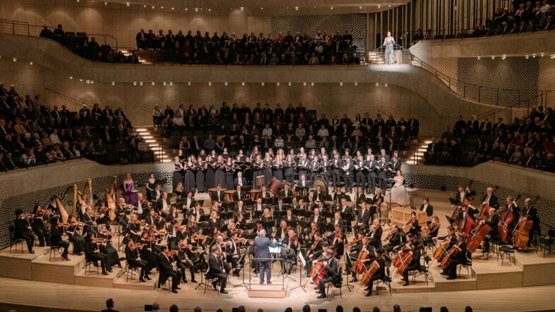 Auftritt des Görlitzer Europa Chores in der Hamburger Elbphilharmonie; eingebettet in Orchester und Zuschauer. Jetzt soll die Hoyerswerdaer Lausitzhalle Auftrittsort werden. Dafür werden noch gesucht: Chorsängerinnen und -sänger!