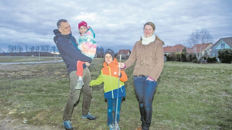 Noch sieht es in dem künftigen Wohngebiet recht karg aus. Antje und Sven Mühle, die mit ihren Kindern Tora und Bengt hierherziehen, lassen es etwas ruhiger angehen.