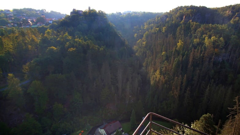 Ein Blick vom Hockstein auf die Burg Hohnstein. Das wäre die Richtung für eine mögliche Hängebrücke.