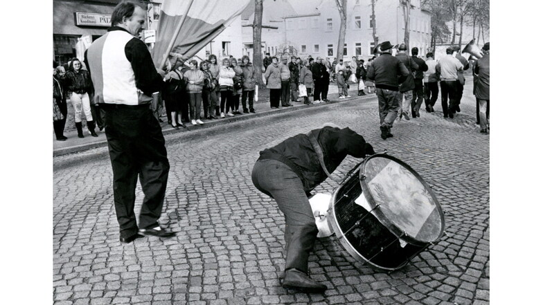Missgeschick für einen Oberlausitzer Blasmusikanten beim Umzug zur Schlüsselübergabe an den Karnevalsclub Niesky vor dem Rathaus in Niesky, Das geschah zum 11.11.1993,