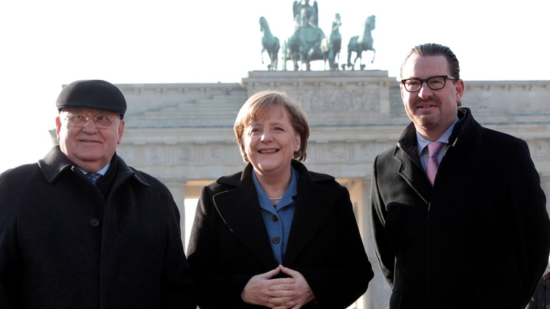Mit Michael Gorbatschow und Angela Merkel 20111 am Brandenburger Tor.