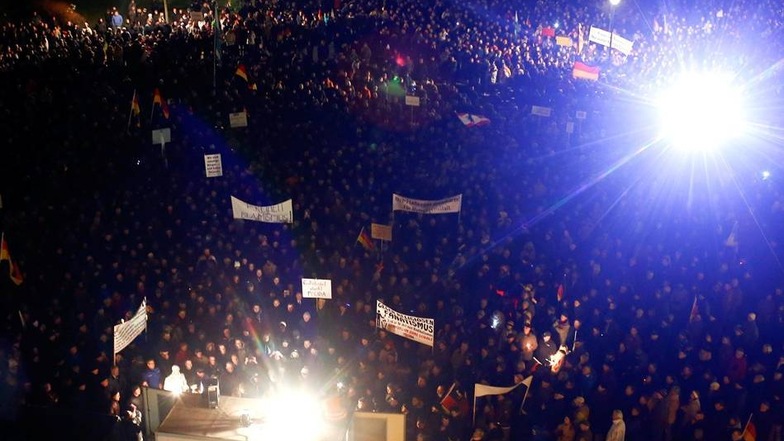 Die Pegida-Bewegung, die diesmal 10000 Teilnehmer versammelte, sah sich erstmals starkem öffentlichen Widerstand ausgesetzt.