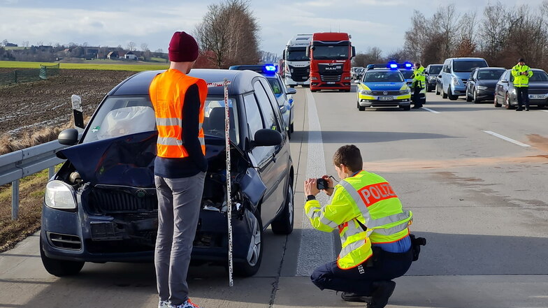 Drei Fahrzeuge waren in einen Unfall involviert, der sich am Freitagnachmittag zwischen Döbeln Ost und Nossen Nord auf der A14 ereignet hat.
