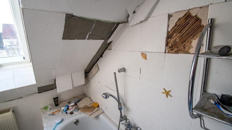 Das Dach des Hauses wurde ausgehoben. Im Bad der Dachgeschosswohnung klaffen breite Risse.