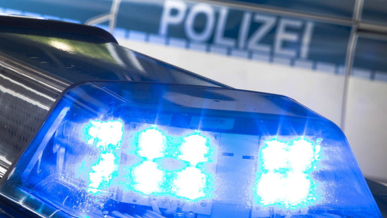 Ein Mann hat am Samstag in Dresden einen Supermarkt überfallen. Er hatte eine Pistole in der Hand.