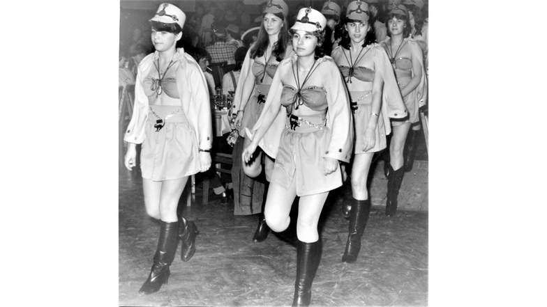 Die Funkengarde des Karnevalsclub Niesky marschiert zum Auftritt in den Saal ein. Das war 1983. Welche Dame erkennt sich nach 39 jahren wieder?