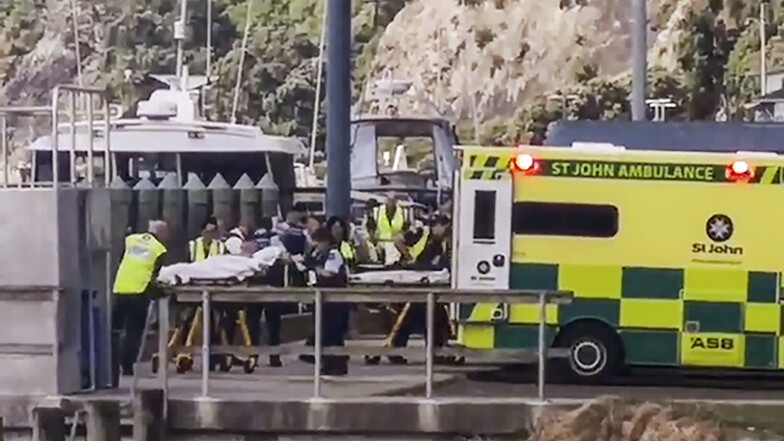 Verletzte werden nach dem Vulkanausbruch auf der neuseeländischen Insel White Island von Krankenwagen abtransportiert.