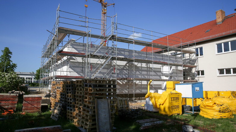 Beim Bau des neuen Feuerwehrgerätehauses in Königsbrück sind bereits die ersten Wände zu sehen.