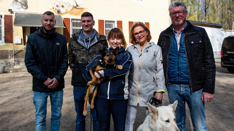 Familie Gliemann (Christian, Sebastian, Annett und Frank) übergeben die Spende an Vereinsvorsitzende  Regina Barthel-Marr (M.) für das Tierheim Freital.