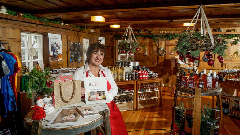 Bereits 2020 hatte Carola Arnold in ihrer Kleenen Schänke in Cunewalde ein Weihnachtskaufhaus mit regionalen Produkten eingerichtet. Jetzt öffnet es wieder - als Teil der Aktion "Advent in Cunewalde", an der fünf weitere Unternehmer beteiligt sind.