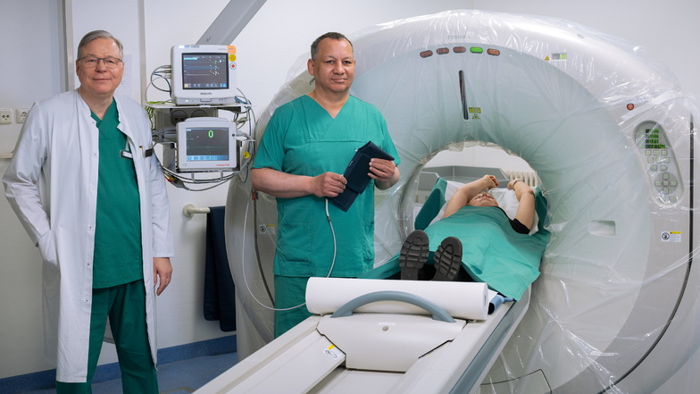 Professor Stefan G. Spitzer (links) und Dr. Clemens T. Kadalie am CT-Gerät in der Praxisklinik Herz und Gefäße in Dresden. Die Strahlenbelastung ist deutlich geringer als noch vor einigen Jahren.