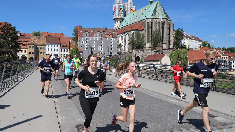 Der Lauf über die Altstadtbrücke ist immer ein Höhepunkt des Europamarathons. Hier überqueren Elen Zölfel (rechts) und Louise Dobslaff die Brücke. Beide kamen auch gemeinsam ins Ziel, nach genau 30 Minuten.