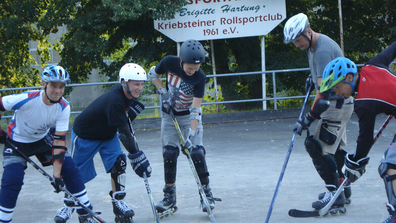 Ehemalige Eishockey-Spieler haben auf Skater-Hockey umgestellt und trainieren nun auf der Kriebethaler Rollsportanlage.
