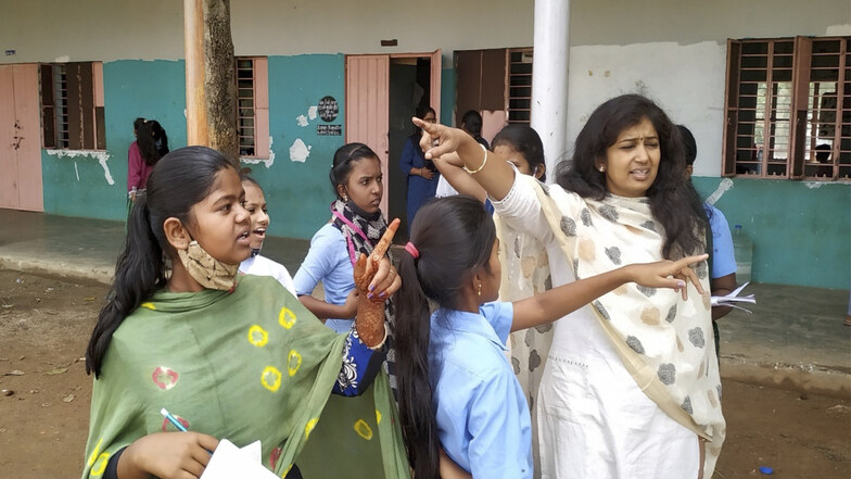 Subha Niranjan studies the water cycle in her school with students from Bangalore.  The sustainability expert developed a rainwater harvesting system as part of the CIPSEM course in Dresden, which she implemented together with the students.