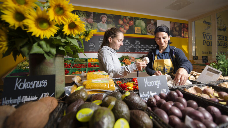 Vorwerk Podemus-Mitarbeiterin Kerstin Liebstein berät eine Kundin in der neu strukturierten Obst- und Gemüseabteilung des Bio-Marktes. Acht Wochen war das Geschäft wegen Umbauarbeiten geschlossen. Die Verkaufsfläche ist jetzt größer als vorher.