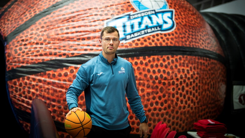 Der Mann denkt und lebt Basketball. Fabian Strauß steht noch bis 2024 als Cheftrainer bei den Dresden Titans unter Vertrag.