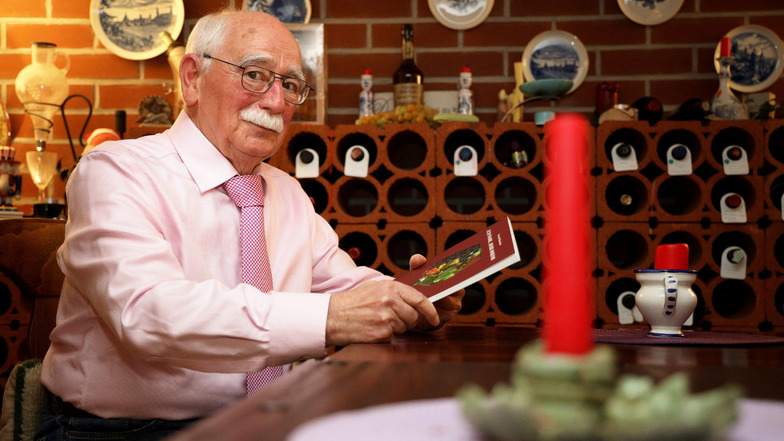 In seinem Weinkeller empfängt Dr. Dieter Frank sonst gern Freunde auf ein Glas Wein - derzeit geht es dort aber etwas ruhiger zu. Die Muße nutzte der Mediziner, um ein neues Buch zu schreiben.