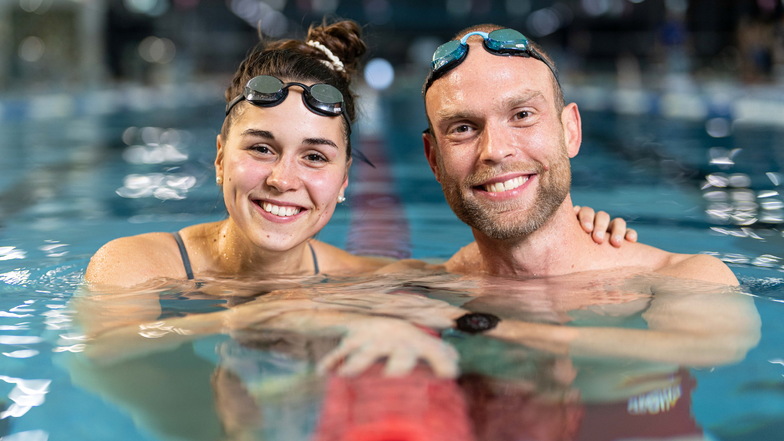 Die ehemalige Rückenschwimmerin Lilo Firkert und ihr Freund Clemens Weber wollen in der Halle in Bühlau Anfängern das Schwimmen beibringen.