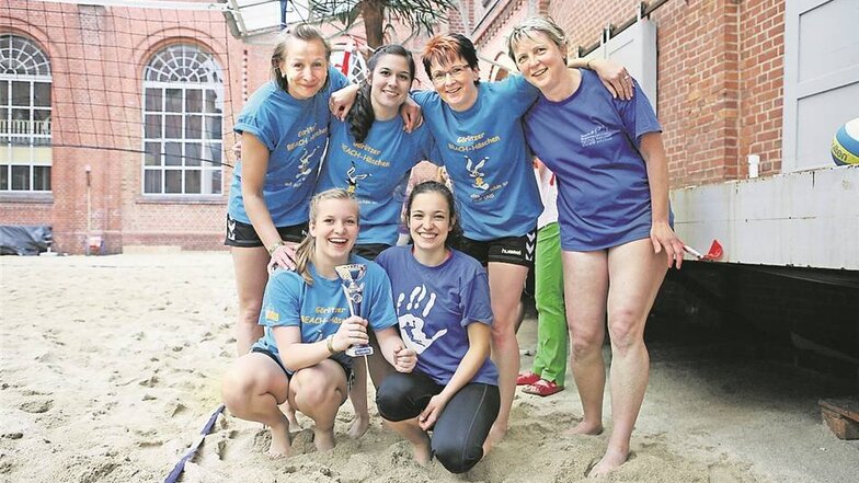 Sportskanonen: Auch Beachvolleyball wurde an diesem Wochenende gespielt. Hier das erfolgreiche Team der „Beachhäschen“.