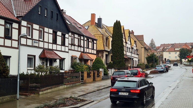 An der Herrmannstraße in Roßwein soll ein Mehrfamilienhaus saniert werden. Den Zugang muss der Eigentümer nicht barrierefrei gestalten.