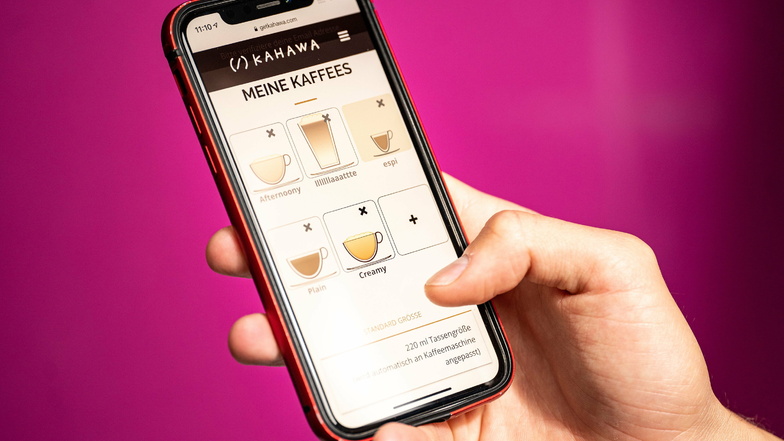Die App von Jan Lukas Braje sorgt dafür, dass jeder seinen persönlichen Lieblingskaffee bekommt, egal wo man gerade ist. Mit der Software von KaHaWa kann der persönliche Lieblingskaffee konfiguriert werden und an jedem Kaffeeautomaten im KaHaWa-Universum 
