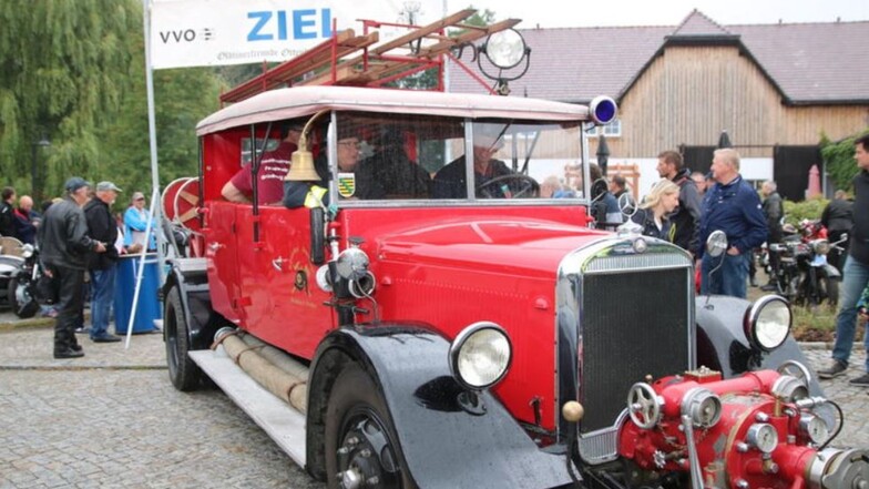 Die Grünberger Feuerwehr zog mit ihrem altgedienten aber gut gepflegten Mercedes-Benz-Modell die Blicke vieler Zuschauer auf sich.