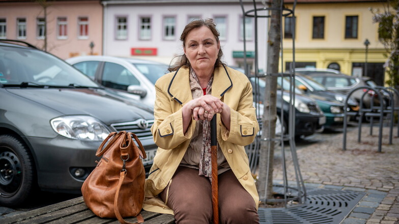 Angelika Reimer am zugeparkten Obermarkt. Weil kein Parkplatz frei war, hatte sie sich kurz auf den Behindertenparkplatz gestellt. Wie die Stadt damit umgeht, verbittert sie.