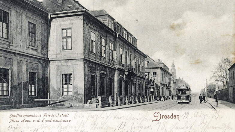 Das Krankenhaus Friedrichstadt auf einer Postkarte um 1900. Äußerlich hat es noch immer das Aussehen von 1849.
