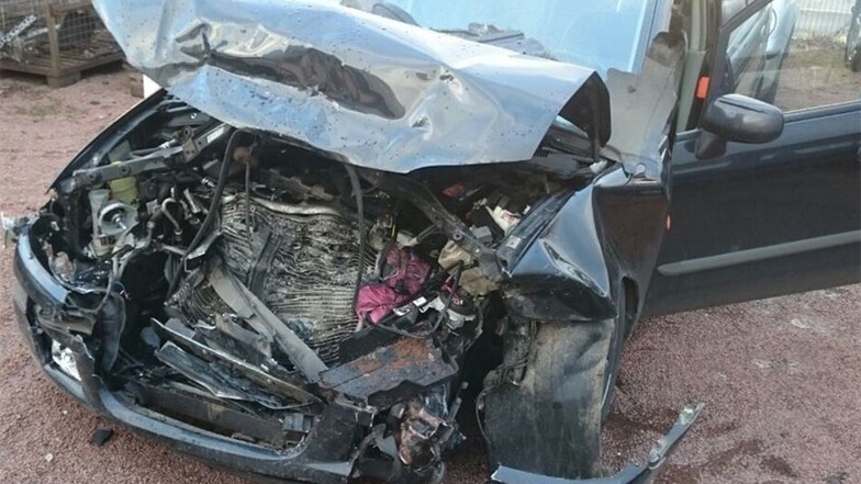 Nur noch Schrott ist der Mazda Premacy der Familie Böhm nach einem Unfall am 3.Januar dieses Jahres.