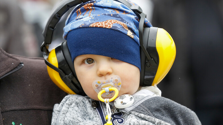 Der Lautstärke entkommen: Mit Kopfhörern ist dieser Junge geschützt gegen den Lärm auf der Strecke.
