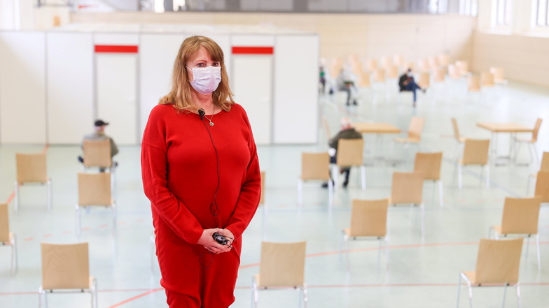 Sachsens Sozialministerin Petra Köpping (SPD) steht im Impfzentrum Plauen. Im sächsischen Vogtlandkreis kann jeder Erwachsene geimpft werden - wenn genügend Impfstoff da ist.