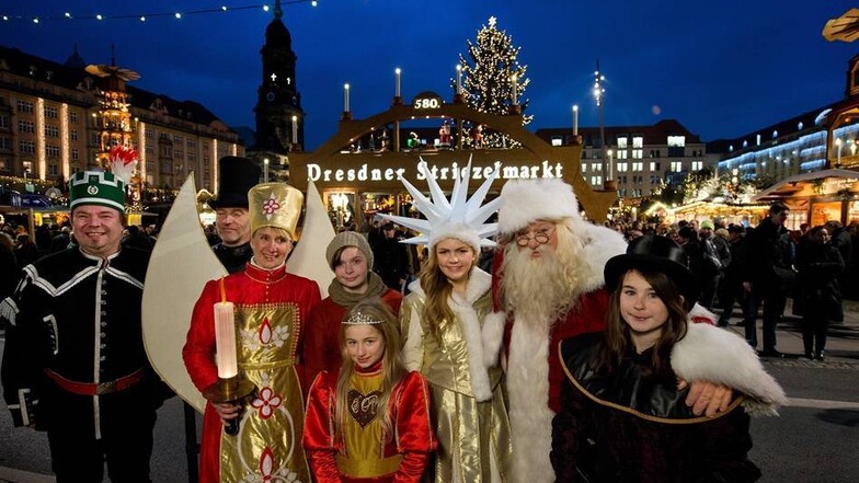 Der Weihnachtsmann und sein Hofstaat vor dem beliebten Weihnachtsmarkt.