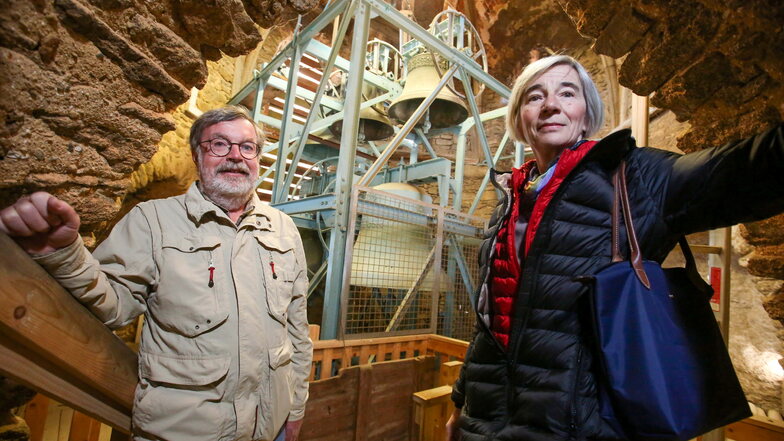 Elfie Jatzke und Thomas Hein von der evangelisch-lutherischen  Kirchgemeinde Kamenz bemühen sich um das Projekt einer Friedensglocke. Hier stehen sie im Glockenturm der Hauptkirche St. Marien.