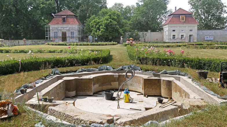 Der letzte der vier kleinen Barockbrunnen im Tiefenauer Rosengarten wird derzeit saniert. Am Grottenpavillon (hinten links) wird der Putz saniert. Ist das fertig, soll das Gleiche beim Gärtnerpavillon (hinten rechts) passieren.