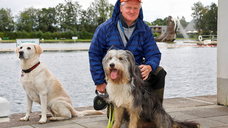 Joachim Renger mit seinem fünfjährigen Hund Joey gehörte zu den Gästen des Hundebadetages im Großschönauer Trixi-Waldstrandbad.