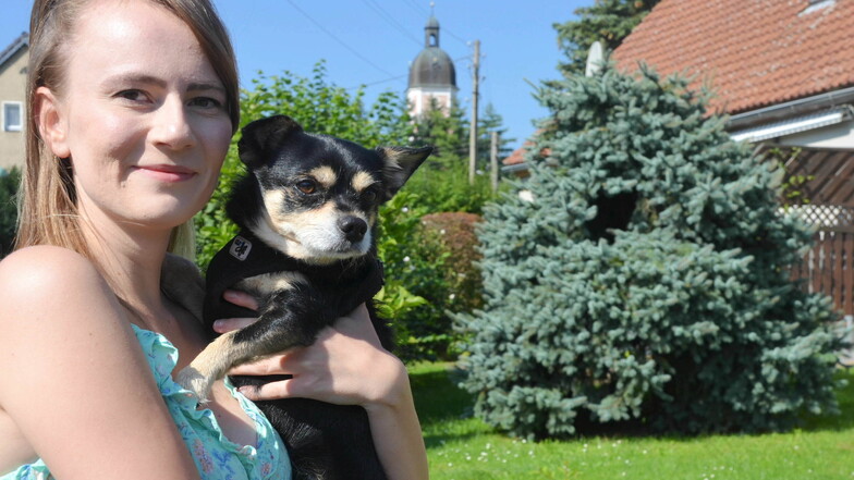 Mary Altmann und ihr Hund Rudi sind unzertrennlich. Die 26-Jährige machte sich als Ernährungsberaterin für Hunde selbstständig.