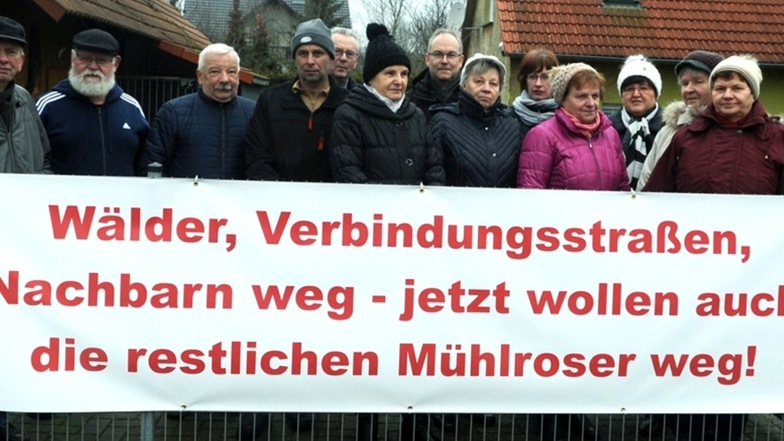 Im Februar standen die Mühlroser Bürger mit Plakaten in ihrem Ort und kämpften für die Umsiedlung.
