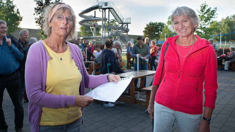 Beate Handschack (l.) und Ingrid Hoffmann haben mit ihrer Bürgerinitiative eine Petition gestartet, um den Stausee und das Freibad in Cossebaude zu retten.