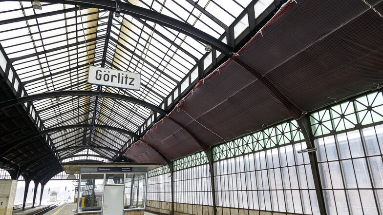 Das Glasdach über dem Bahnsteig 11/12 im Görlitzer Bahnhof wurde 2017 repariert. Nun sind größere Arbeiten geplant.