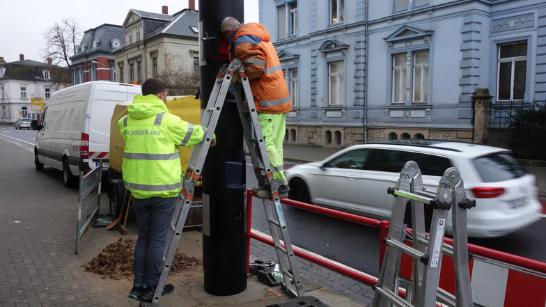 Mitarbeiter der Firma Jenoptik haben an der Bahnhofstraße die Blitzersäule aufgestellt. Sie wird bald scharf geschaltet.